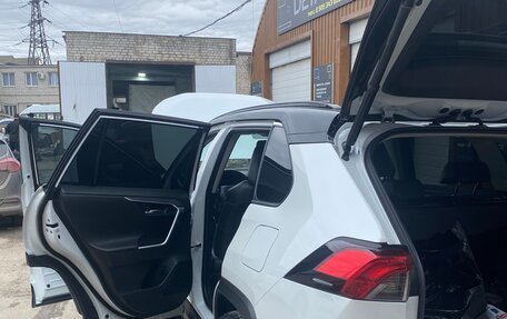 Toyota RAV4, 2021 год, 3 650 000 рублей, 10 фотография
