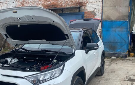 Toyota RAV4, 2021 год, 3 650 000 рублей, 14 фотография