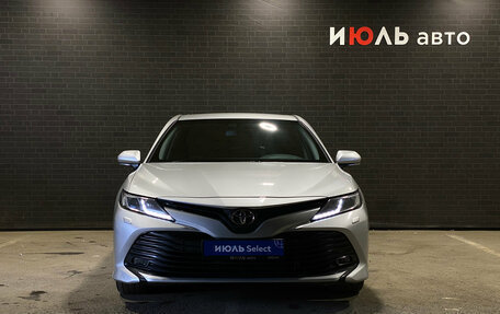 Toyota Camry, 2020 год, 3 135 000 рублей, 2 фотография