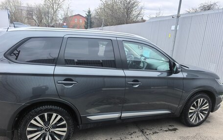 Mitsubishi Outlander III рестайлинг 3, 2019 год, 1 850 000 рублей, 4 фотография