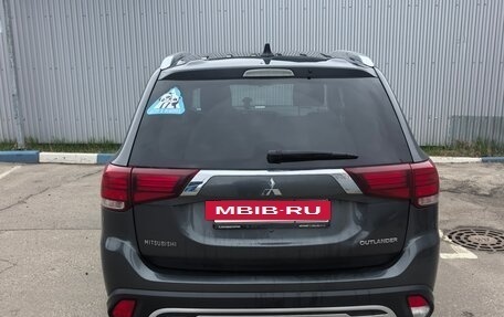 Mitsubishi Outlander III рестайлинг 3, 2019 год, 1 850 000 рублей, 2 фотография