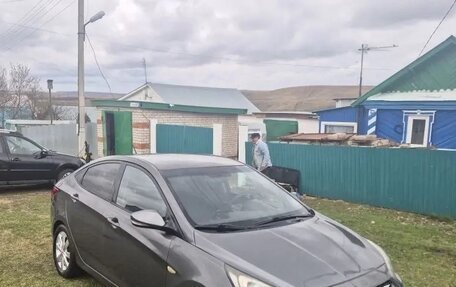 Hyundai Solaris II рестайлинг, 2011 год, 700 000 рублей, 3 фотография