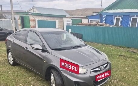 Hyundai Solaris II рестайлинг, 2011 год, 700 000 рублей, 2 фотография