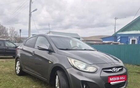 Hyundai Solaris II рестайлинг, 2011 год, 700 000 рублей, 6 фотография