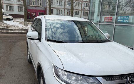 Mitsubishi Outlander III рестайлинг 3, 2019 год, 2 100 000 рублей, 2 фотография