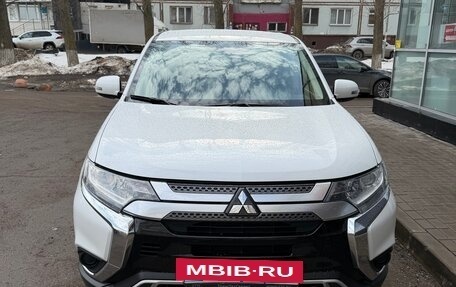 Mitsubishi Outlander III рестайлинг 3, 2019 год, 2 100 000 рублей, 3 фотография
