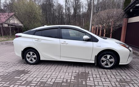 Toyota Prius IV XW50, 2017 год, 2 500 000 рублей, 4 фотография