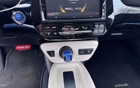 Toyota Prius IV XW50, 2017 год, 2 500 000 рублей, 8 фотография