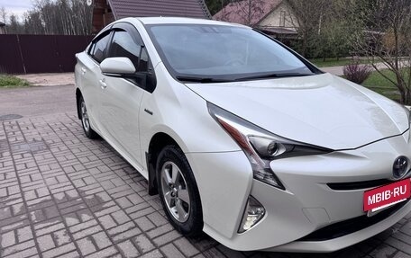 Toyota Prius IV XW50, 2017 год, 2 500 000 рублей, 3 фотография