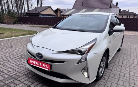 Toyota Prius IV XW50, 2017 год, 2 500 000 рублей, 2 фотография
