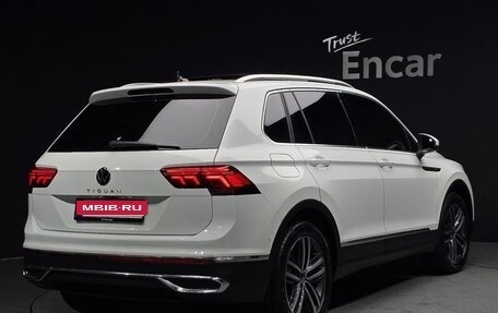 Volkswagen Tiguan II, 2022 год, 2 950 000 рублей, 2 фотография