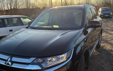 Mitsubishi Outlander III рестайлинг 3, 2018 год, 2 110 000 рублей, 2 фотография