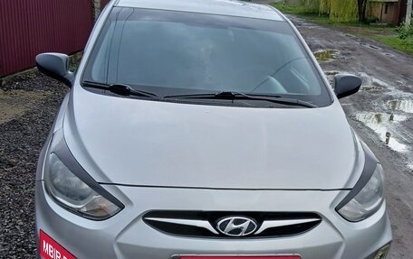 Hyundai Solaris II рестайлинг, 2012 год, 900 000 рублей, 1 фотография