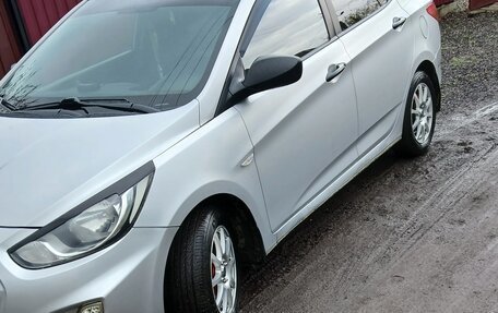 Hyundai Solaris II рестайлинг, 2012 год, 900 000 рублей, 3 фотография