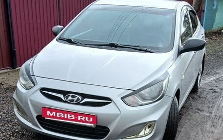 Hyundai Solaris II рестайлинг, 2012 год, 900 000 рублей, 4 фотография