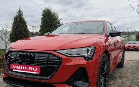 Audi e-tron I, 2021 год, 5 980 000 рублей, 2 фотография