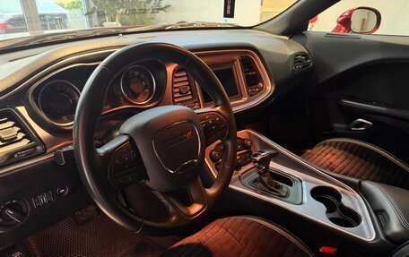 Dodge Challenger III рестайлинг 2, 2019 год, 4 600 000 рублей, 13 фотография