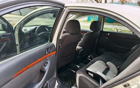 Toyota Avensis III рестайлинг, 2004 год, 700 000 рублей, 13 фотография