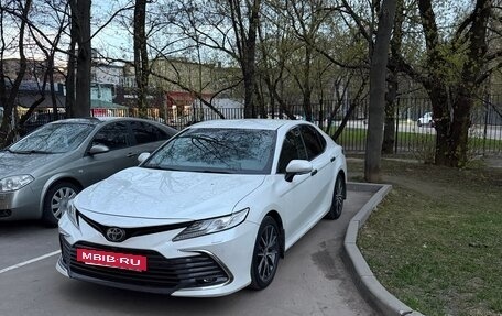 Toyota Camry, 2021 год, 3 850 000 рублей, 2 фотография