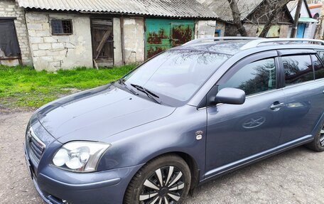 Toyota Avensis III рестайлинг, 2004 год, 1 000 000 рублей, 1 фотография