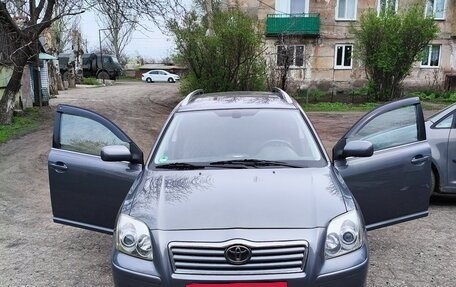 Toyota Avensis III рестайлинг, 2004 год, 1 000 000 рублей, 2 фотография