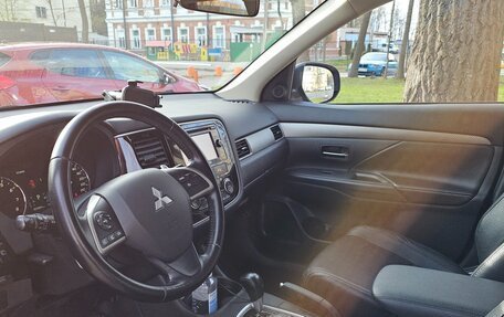 Mitsubishi Outlander III рестайлинг 3, 2014 год, 1 600 000 рублей, 4 фотография