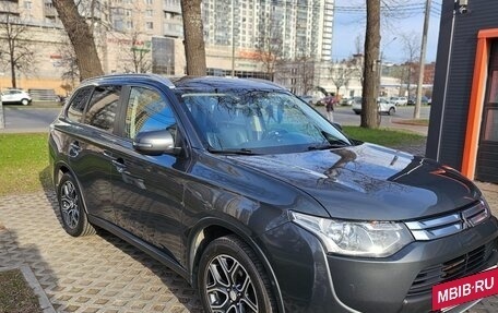 Mitsubishi Outlander III рестайлинг 3, 2014 год, 1 600 000 рублей, 2 фотография