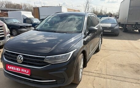 Volkswagen Tiguan II, 2021 год, 2 600 000 рублей, 2 фотография