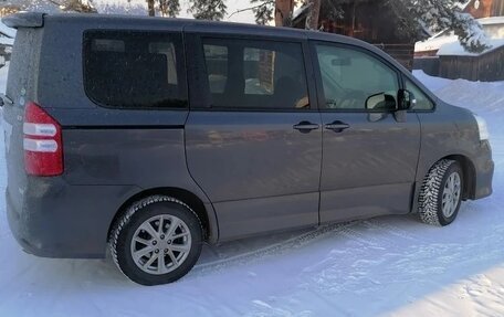 Toyota Noah III, 2013 год, 1 700 000 рублей, 1 фотография