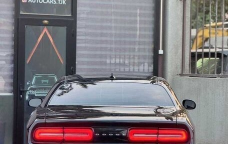 Dodge Challenger III рестайлинг 2, 2017 год, 1 950 000 рублей, 4 фотография