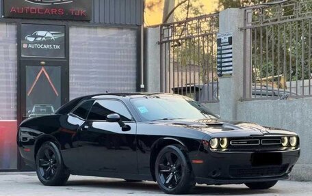 Dodge Challenger III рестайлинг 2, 2017 год, 1 950 000 рублей, 2 фотография