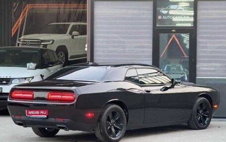 Dodge Challenger III рестайлинг 2, 2017 год, 1 950 000 рублей, 3 фотография