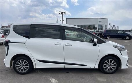 Toyota Sienta II, 2022 год, 1 170 000 рублей, 6 фотография