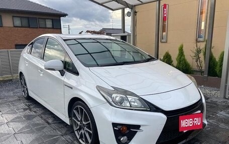 Toyota Prius, 2015 год, 1 295 000 рублей, 3 фотография