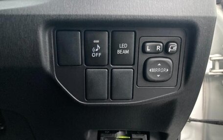 Toyota Prius, 2015 год, 1 295 000 рублей, 11 фотография