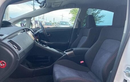 Toyota Prius, 2015 год, 1 295 000 рублей, 16 фотография