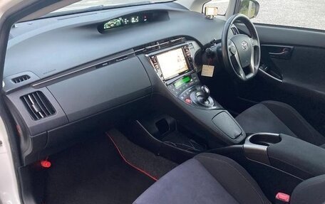 Toyota Prius, 2015 год, 1 295 000 рублей, 15 фотография