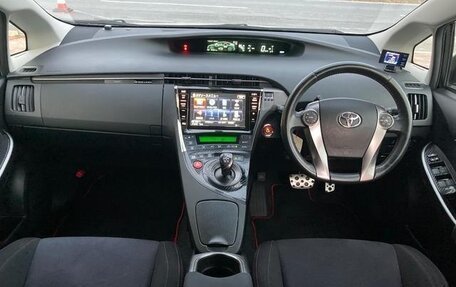 Toyota Prius, 2015 год, 1 295 000 рублей, 9 фотография