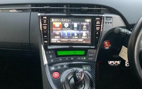 Toyota Prius, 2015 год, 1 295 000 рублей, 13 фотография