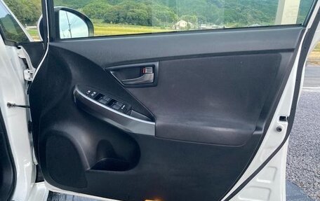 Toyota Prius, 2015 год, 1 295 000 рублей, 22 фотография