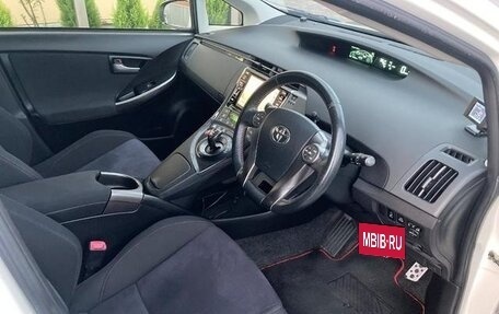 Toyota Prius, 2015 год, 1 295 000 рублей, 8 фотография