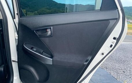 Toyota Prius, 2015 год, 1 295 000 рублей, 24 фотография