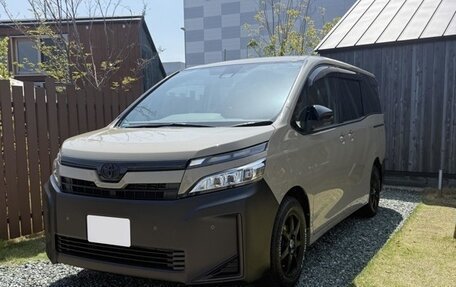 Toyota Voxy III, 2021 год, 1 950 000 рублей, 1 фотография