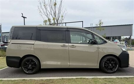 Toyota Voxy III, 2021 год, 1 950 000 рублей, 8 фотография