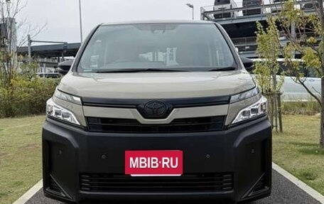 Toyota Voxy III, 2021 год, 1 950 000 рублей, 3 фотография