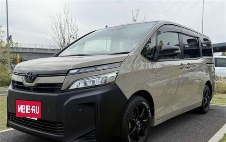 Toyota Voxy III, 2021 год, 1 950 000 рублей, 2 фотография