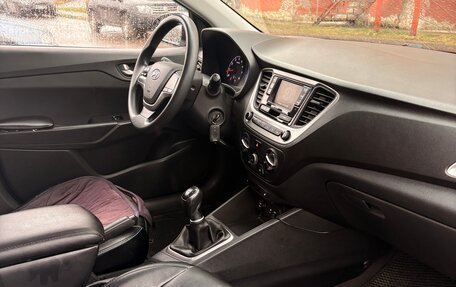 Hyundai Solaris II рестайлинг, 2017 год, 800 000 рублей, 10 фотография