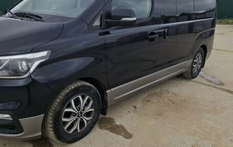 Hyundai H-1 II рестайлинг, 2021 год, 3 200 000 рублей, 2 фотография