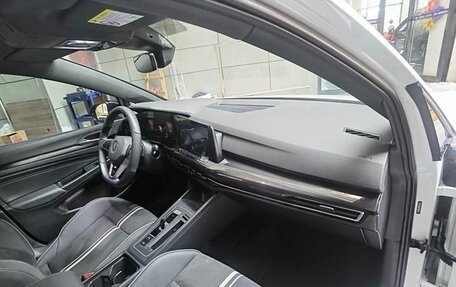 Volkswagen Golf VIII, 2022 год, 2 900 000 рублей, 29 фотография