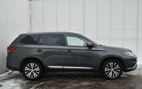 Mitsubishi Outlander III рестайлинг 3, 2018 год, 1 698 000 рублей, 4 фотография